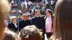 Generalvikar Dominik Meiering umringt von Presse und den Jugendlichen. / &copy; Melanie Trimborn (DR)