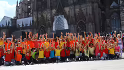Die Truppe posiert f&uuml;r die Fotografen vor dem Dom.  / &copy; Melanie Trimborn (DR)
