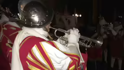 Die Jecken ziehen in den Dom ein.  / &copy; domradio.de