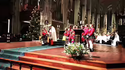 Kardinal Woelki bekommt von der Karnevalsjugend Gaben &uuml;berreicht.  / &copy; domradio.de