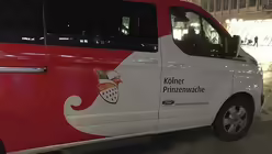 Die Karnevalisten sind gerade am Dom angekommen.  / &copy; domradio.de