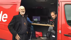 Weihbischof Ansgar Puff beim domradio.de-&Uuml;-Wagen (DR)