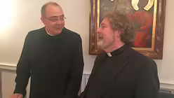Weihbischof Rolf Steinh&auml;user im Gespr&auml;ch mit seinem Paderborner Amtskollgen Dominicus Meier (l.) (DR)
