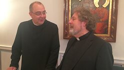 Weihbischof Rolf Steinhäuser im Gespräch mit seinem Paderborner Amtskollgen Dominicus Meier (l.) (DR)