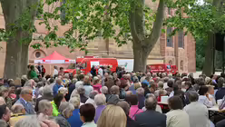 Vor dem Dom tummeln sich Menschen / © Eva Pille (DR)