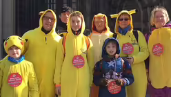 Klein und Gro&szlig; als Pikachu - das bekannteste Pok&eacute;mon aus den gleichnamigen Videospielen. / &copy; Melanie Trimborn (DR)