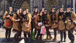 Der Wilde Westen auf der Domplatte und eine gro&szlig;e Gruppe Indianerfrauen.  / &copy; Melanie Trimborn (DR)