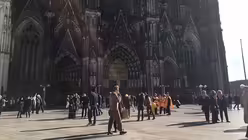 Reges Treiben vor dem Dom. / &copy; Melanie Trimborn (DR)