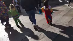 Auch die Kleinen sind im Kost&uuml;m unterwegs.  / &copy; Melanie Trimborn (DR)