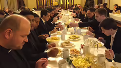 Ein gedeckter Tisch für die Besucher aus Köln und Kaarst im Kloster Stretensky / © Ingo Brüggenjürgen (DR)