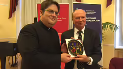 Domvikar Hopman überreicht Gastgeschenke an den Rektor der Universiät  / © Ingo Brüggenjürgen (DR)