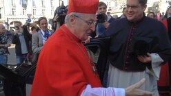 Ankunft Kardinal Meisner (dpa)