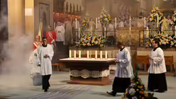 Libori-Fest im Erzbistum Paderborn: Prozession beginnt - der Schrein wird aus der Krypta erhoben / &copy; Eva-Maria Pille (DR)