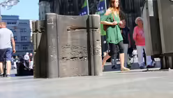 Die ersten Sperren hat die Stadt am Mittwoch (23.08.2017) gegen Anschläge in der Kölner Innenstadt montieren lassen. / © Melanie Trimborn (DR)