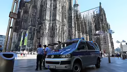 Die Polizei und die Stadt wollen damit Zugänge zur Domplatte, zum Roncalliplatz und zu Fußgängerzonen kurzfristig mit mobilen Sperren absichern.  / © Melanie Trimborn (DR)