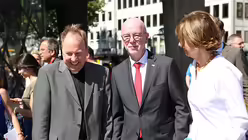 Msgr. Robert Kleine (vl), Polizeipräsident Uwe Jacob, Oberbürgermeisterin Henriette Reker  / © Melanie Trimborn (DR)