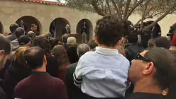 Dichtes Gedr&auml;nge im Atrium des Bortvermehrungskirche / &copy; Ingo Br&uuml;ggenj&uuml;rgen (DR)