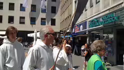 Harald Schmidt bei der Fronleichnamsprozession (DR)