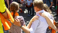 Gemeinsames Gebet vor der Kaiser-Wilhelm-Ged&auml;chtniskirche / &copy; Melanie Trimborn (DR)