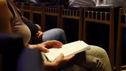 Das Liedheft ist immer dabei - auch in der Kaiser-Wilhelm-Ged&auml;chtniskirche / &copy; Melanie Trimborn (DR)