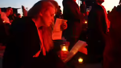 Die Kerzen wurden entz&uuml;ndet und weitergereicht. / &copy; Melanie Trimborn (DR)