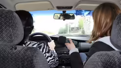 Mit dem Auto geht es vorbei an Schaupl&auml;tzen des Krieges / &copy; Friederike Seeger