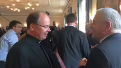 Bischof Ackermann im Gespräch / © Brüggenjürgen (DR)