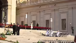 Vorbereitungen vor dem Petersdom (DR)