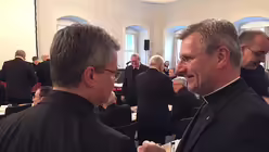 K&ouml;lner Weihbischof Dominikus Schwaderlapp (r.) im Gespr&auml;ch / &copy; Ingo Br&uuml;ggenj&uuml;rgen (DR)