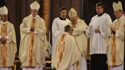 Kardinal Lehmann legt Kohlgraf die H&auml;nde auf / &copy; Bernhard Raspels (Kirchenzeitung Koeln)