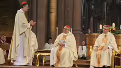 Kardinal Woelki spricht zu Peter Kohlgraf / &copy; Bernhard Raspels (Kirchenzeitung Koeln)