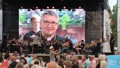 Die Weihe wurde auch nach au&szlig;en &uuml;bertragen / &copy; Bernhard Raspels (Kirchenzeitung Koeln)