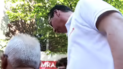 Immer in der Menge - die Kollegen verteilen fleißig Fleyer. / © Melanie Trimborn (DR)