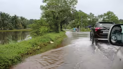 Immer wieder m&uuml;ssen die Besucher aus dem Erzbistum K&ouml;ln geflutete Stra&szlig;en passieren. / &copy; Ammann (Erzbistum K&ouml;ln)