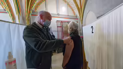 Impfaktion im Kölner Dom an Heiligabend / © Henning Kaiser (dpa)