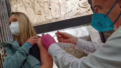 Impfaktion im Kölner Dom an Heiligabend / © Henning Kaiser (dpa)