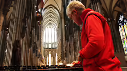 Ingo Br&uuml;ggenj&uuml;rgen z&uuml;ndet eine Kerze im K&ouml;lner Dom an / &copy; Gerald Mayer (DR)