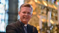 Innenstadtpfarrer Dr. Dominik Meiering ist im K&ouml;lner Dom gro&szlig; geworden, wie er sagt. / &copy; Beatrice Tomasetti (DR)