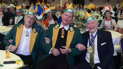 Innenstadtpfarrer Dr. Dominik Meiering und der Kr&auml;tzchens&auml;nger und Komponist Ludwig Sebus haben gemeinsam Spa&szlig;. / &copy; Beatrice Tomasetti (DR)