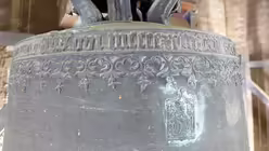 Inschrift und Pilgerzeichen auf der Marienglocke von 1490 / © Jan Hendrik Stens (DR)