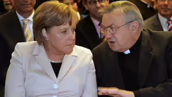 Kardinal Lehmann mit Angela Merkel / &copy; Rainer Jensen (dpa)