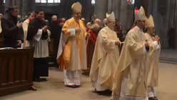 Jahrgedächtnis für P. Werenfried: Einzug in den Kölner Dom / © Beatrice Tomasetti (DR)