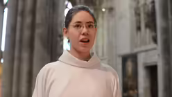 Jede einzelne S&auml;ngerin freut sich, nach langen Monaten des Wartens einmal wieder auf dem Chorpodest zu stehen. / &copy; Beatrice Tomasetti (DR)