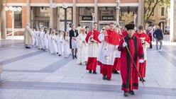Jede feierliche Prozession im und zum Dom wird von einem Domschweizer angeführt. / © Markus Bollen (DR)