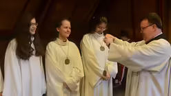 Jede S&auml;ngerin wird nach f&uuml;nfj&auml;hriger Chorzugeh&ouml;rigkeit mit der M&auml;dchenchormedaille ausgezeichnet / &copy; Beatrice Tomasetti (DR)