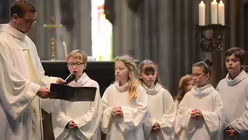 Jedem Drittkl&auml;ssler hat Schulseelsorger Hofer eine Aufgabe zugedacht. / &copy; Beatrice Tomasetti (DR)