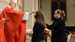 In jeder der beiden Messen spendet der Bischof 17 Jugendlichen das Sakrament der Firmung. / © Beatrice Tomasetti (DR)