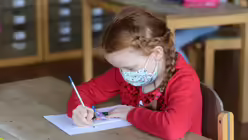 Jedes Kind hat im Moment einen festgelegten Arbeitsplatz. / &copy; Beatrice Tomasetti (DR)