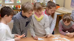 Jedes Kommunionkind hat zun&auml;chst seine Figur gezeichnet und sie dann ausgeschnitten. / &copy; Beatrice Tomasetti (DR)