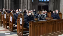 Jens Peter Nettekoven, MdL,  Generaloberstabsarzt Dr. Ulrich Baumgärtner und Generalleutnant Martin Schelleis. / © Beatrice Tomasetti (DR)